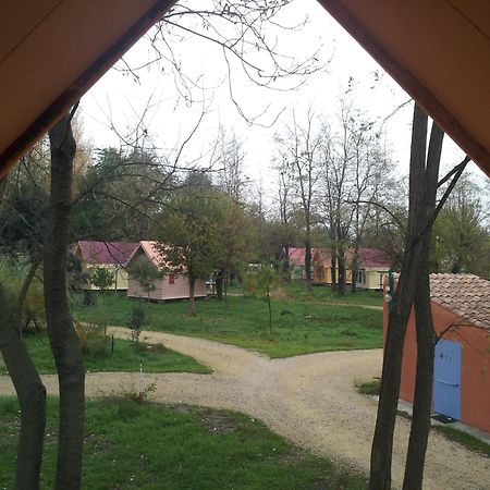 Camping Paradis Bellerive Montfrin Exteriör bild