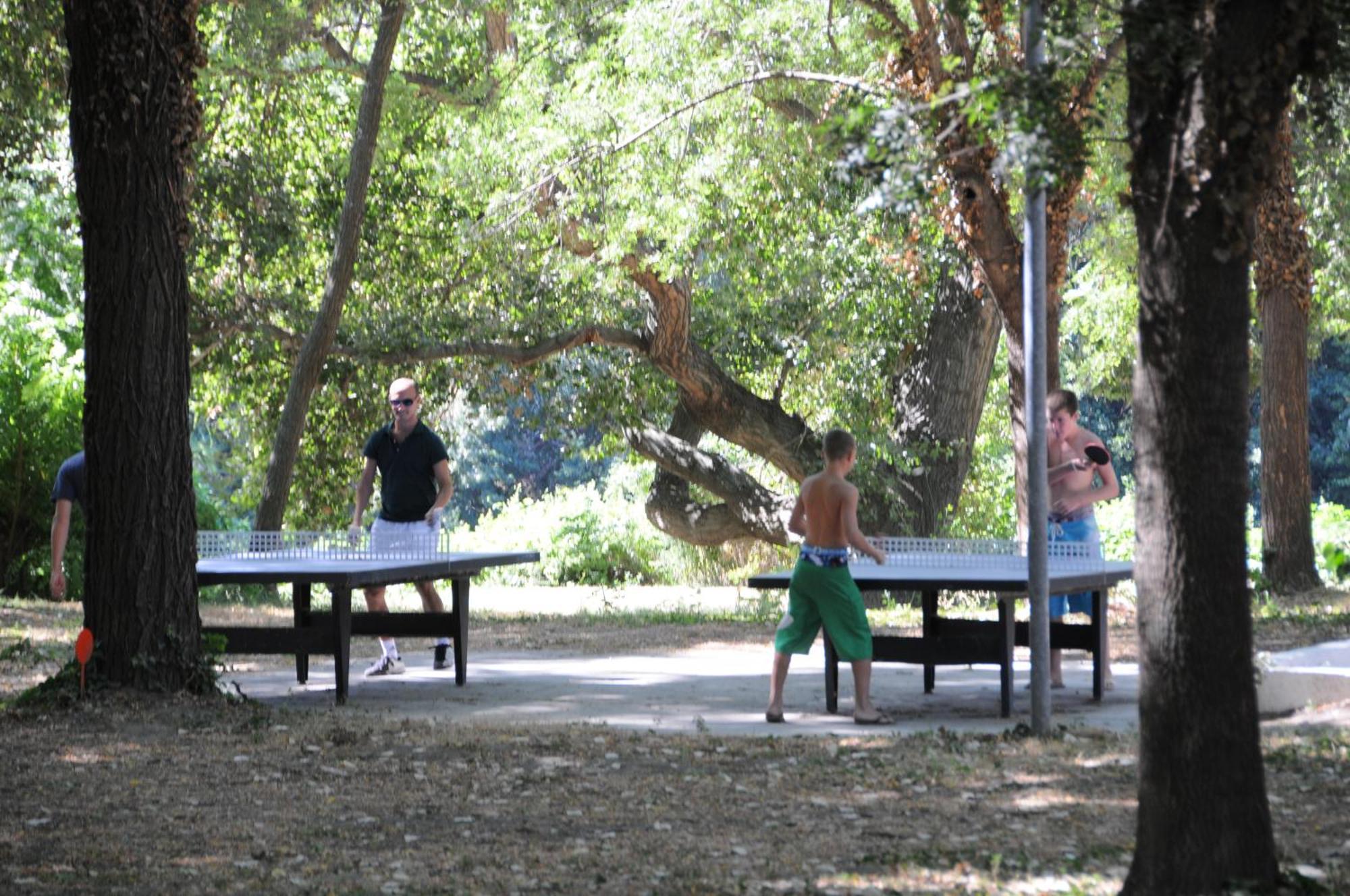 Camping Paradis Bellerive Montfrin Exteriör bild
