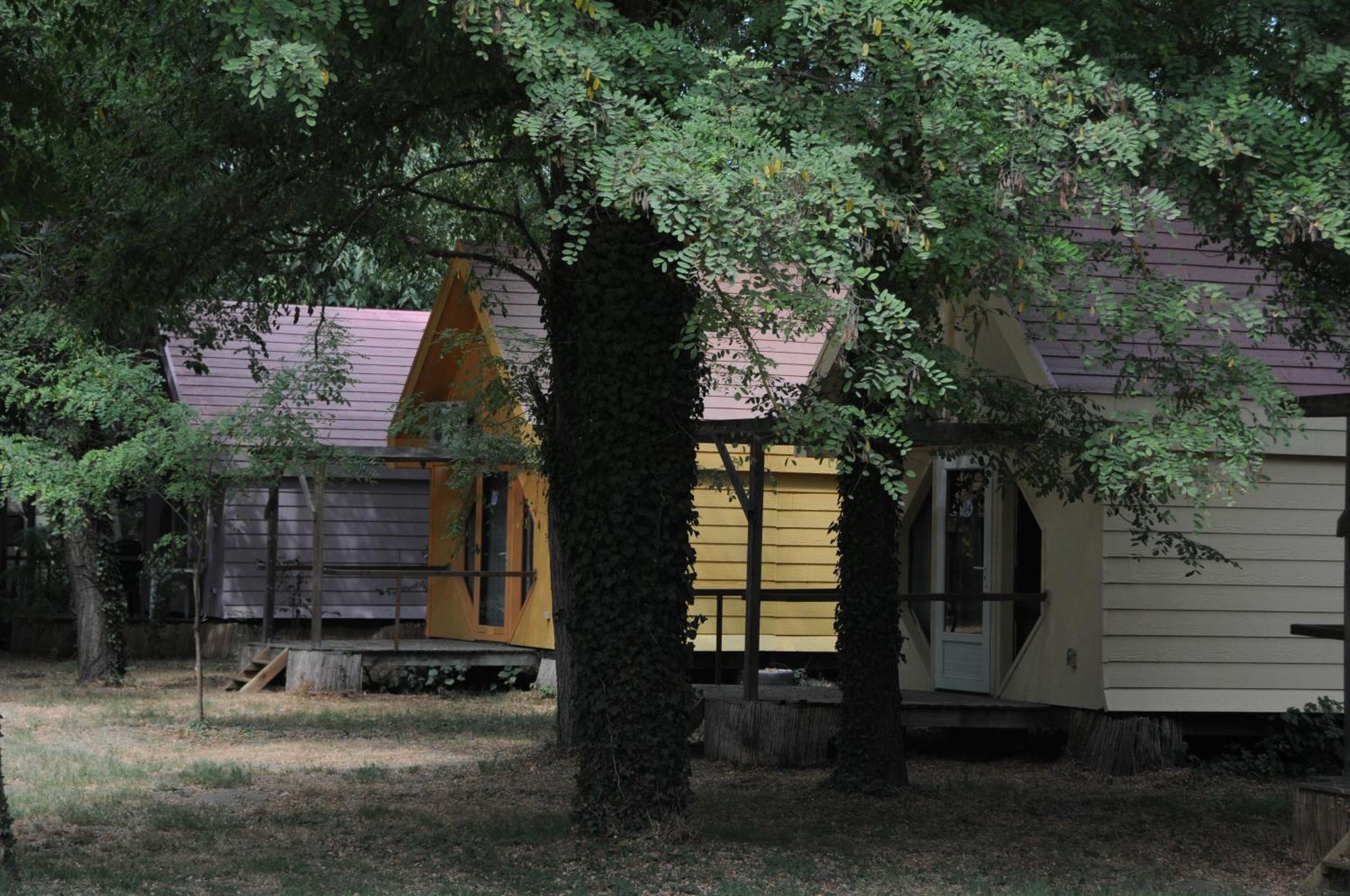 Camping Paradis Bellerive Montfrin Exteriör bild
