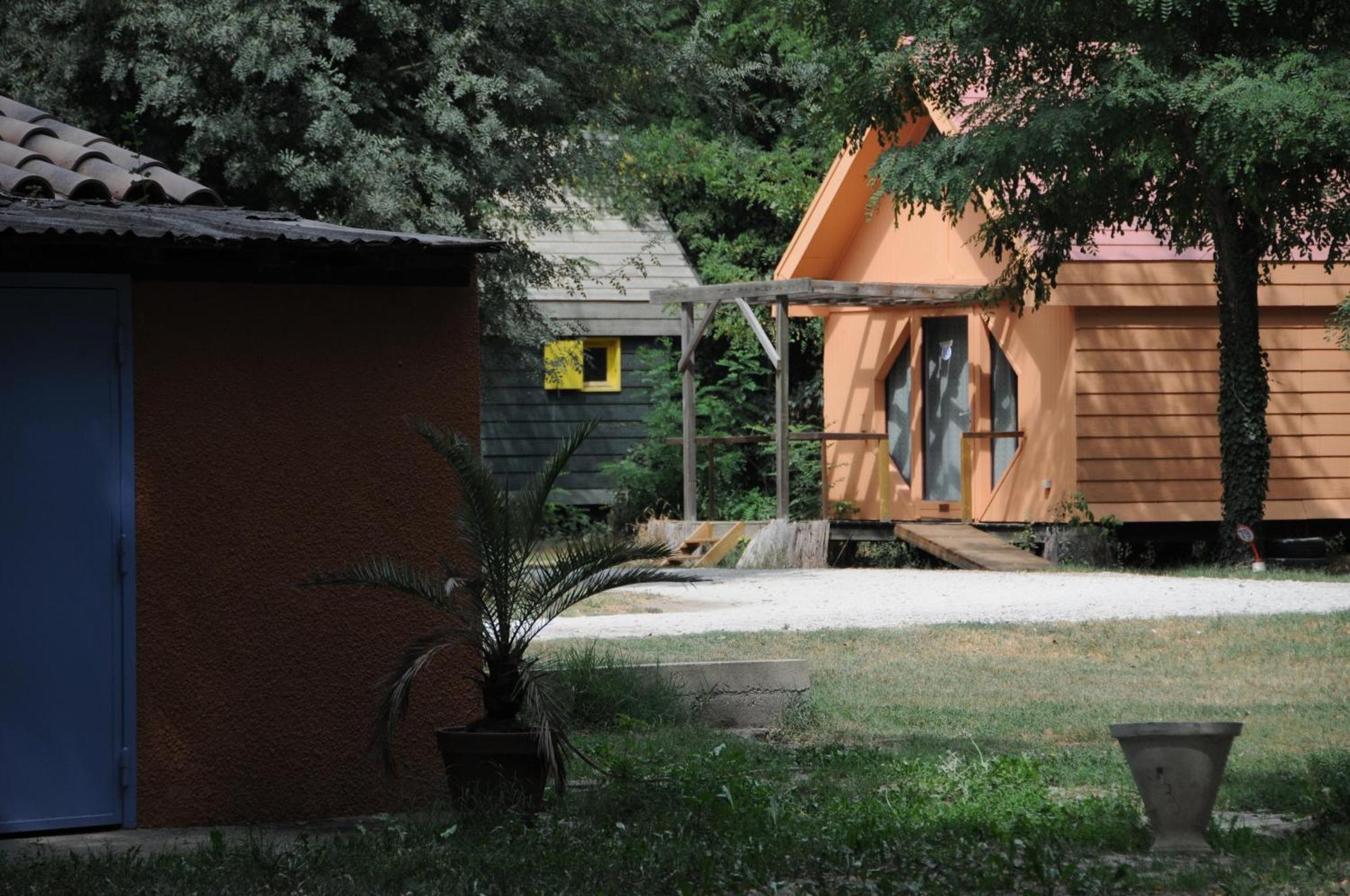 Camping Paradis Bellerive Montfrin Exteriör bild