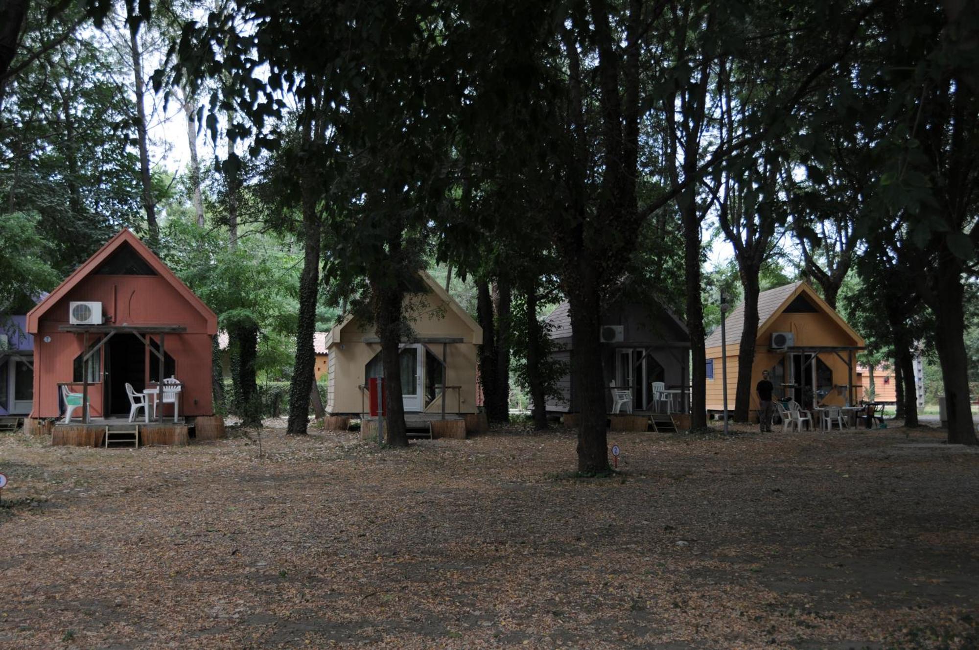 Camping Paradis Bellerive Montfrin Exteriör bild