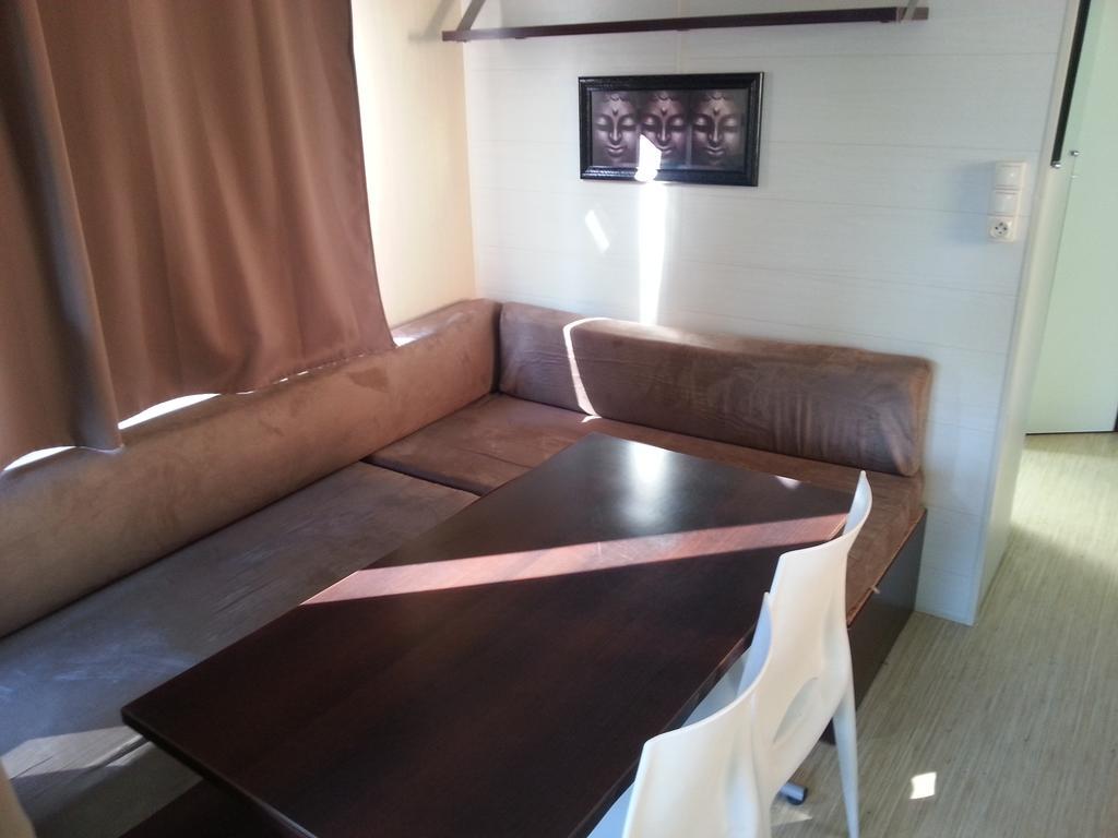 Camping Paradis Bellerive Montfrin Rum bild